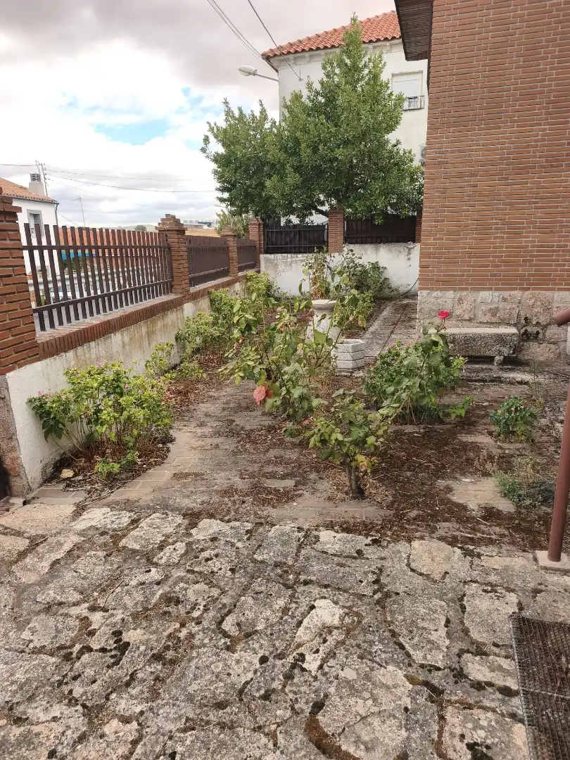 Garden of Houses for sale in Recas  with Air Conditioner, Heating and Private garden
