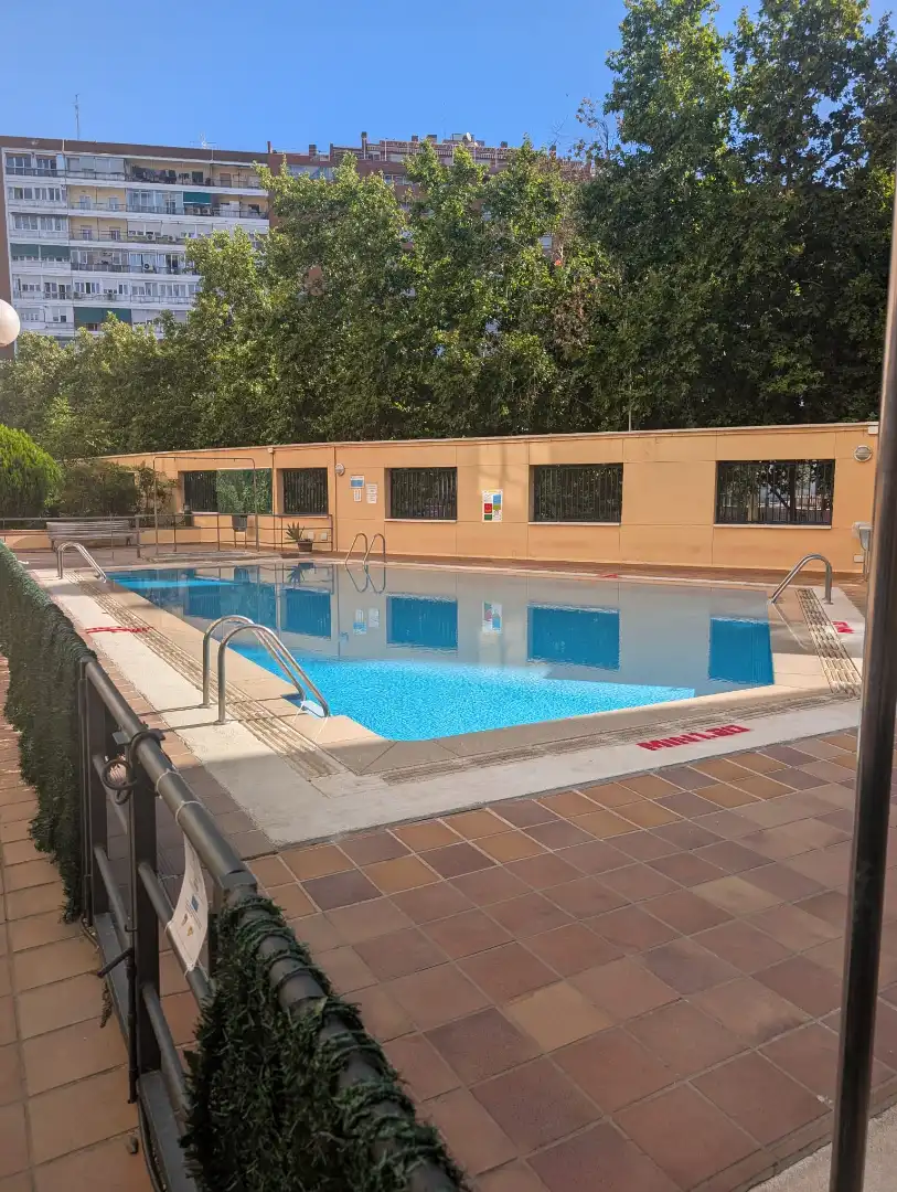 Schwimmbecken von Wohnungen zum Verkauf in Madrid mit Klimaanlage, Heizung und Abstellraum