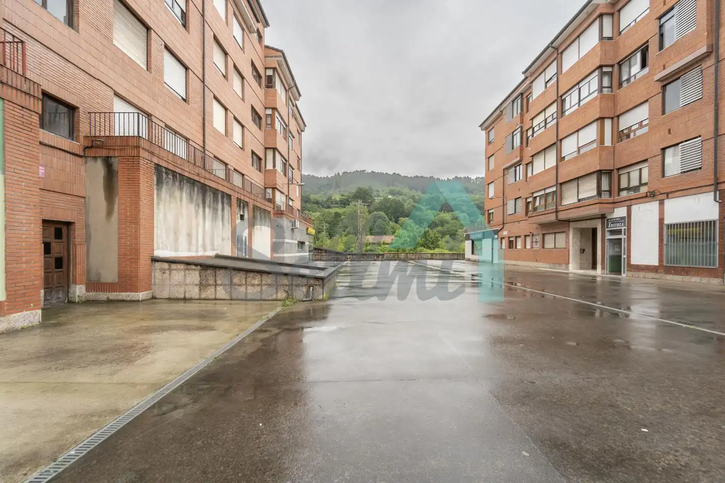 Vista exterior de Casa adosada en venda en Oviedo  amb Calefacció, Terrassa i Traster