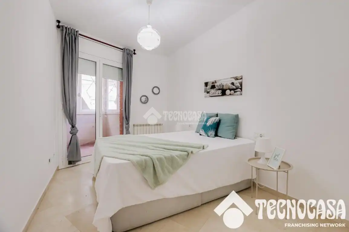 Schlafzimmer von Wohnung zum Verkauf in Barcelona mit Klimaanlage und Balkon