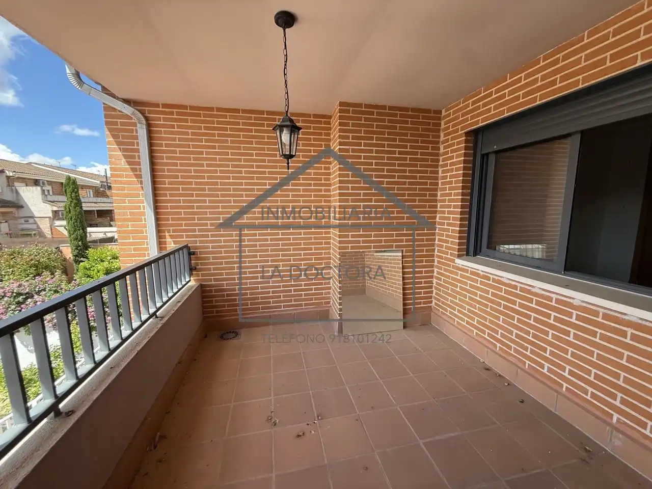Vista exterior de Casa adosada en venta en Navalcarnero con Calefacción, Jardín privado y Terraza
