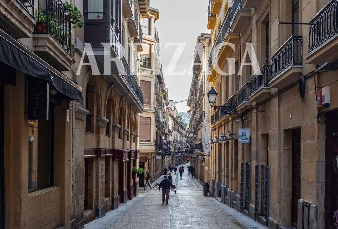 Vista exterior de Pis en venda en Donostia - San Sebastián  amb Balcó