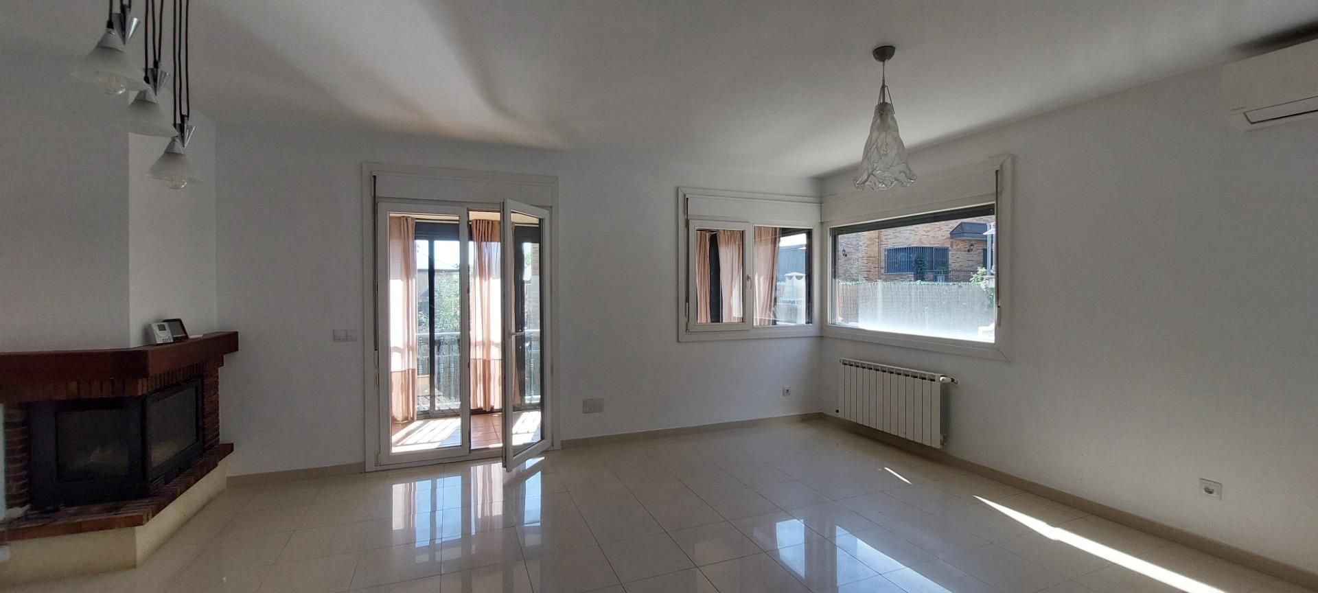 Sala d'estar de Casa adosada en venda en El Boalo - Cerceda – Mataelpino amb Aire condicionat, Calefacció i Jardí privat