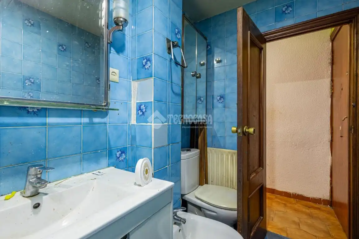 Baño de Piso en venta en Madrid con Calefacción y Trastero