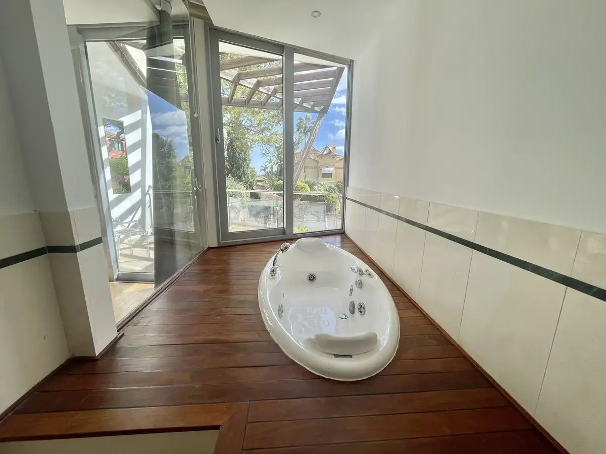 Bany de Casa adosada en venda en Marbella amb Aire condicionat, Terrassa i Moblat