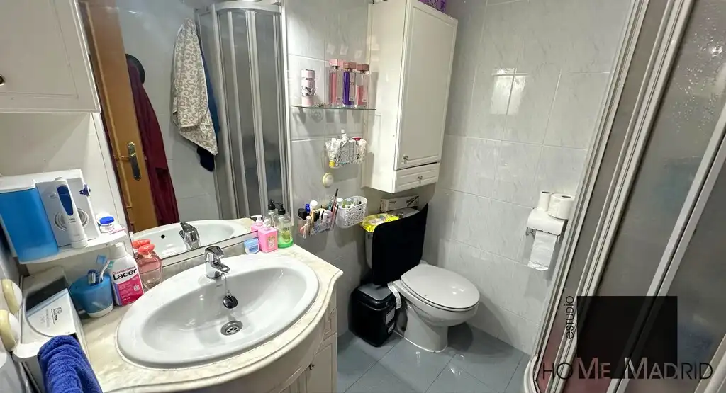 Badezimmer von Wohnung zum Verkauf in Madrid mit Heizung und Parkett