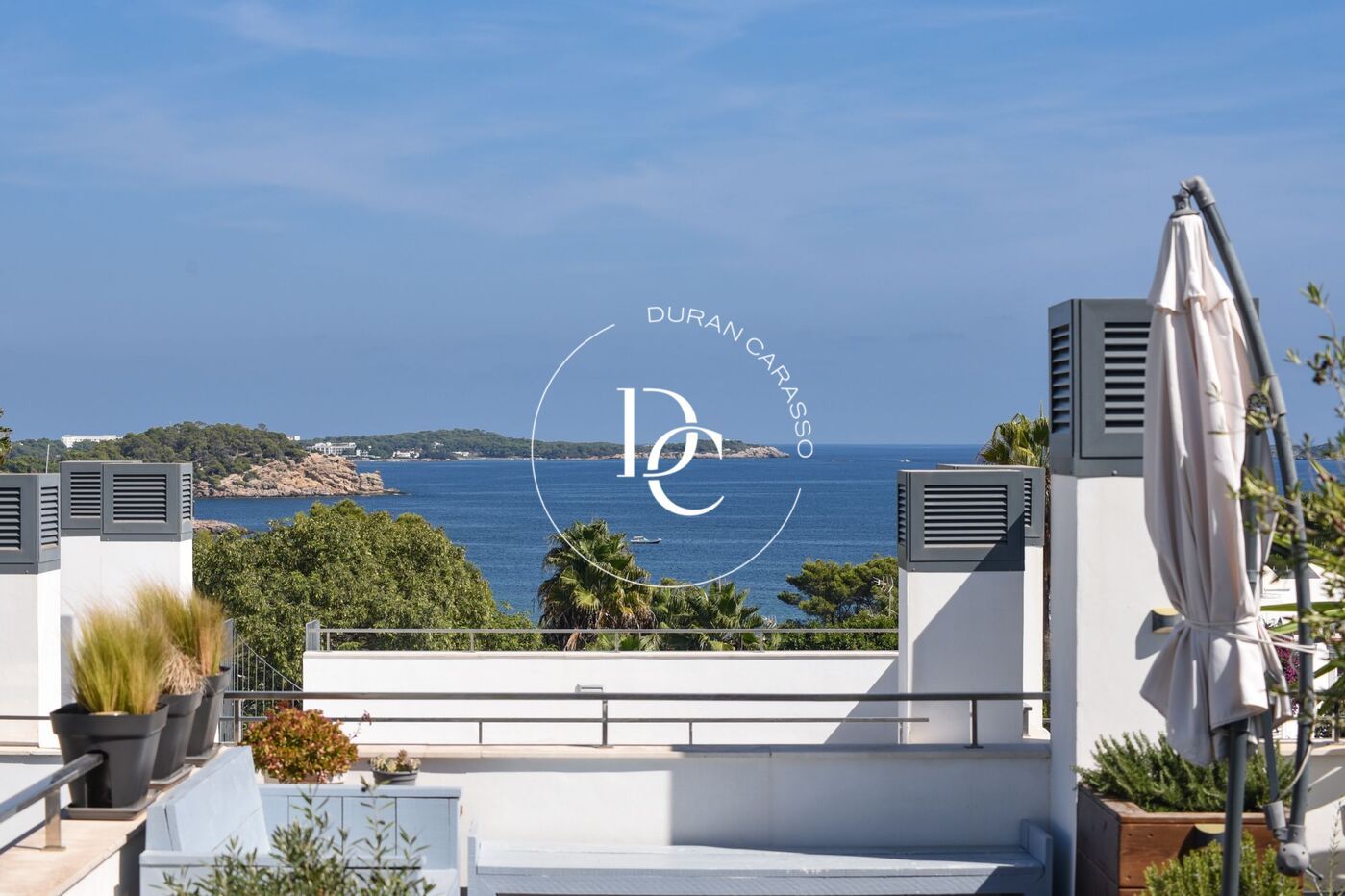 Vista exterior de Àtic en venda en Santa Eulària des Riu amb Aire condicionat, Calefacció i Jardí privat