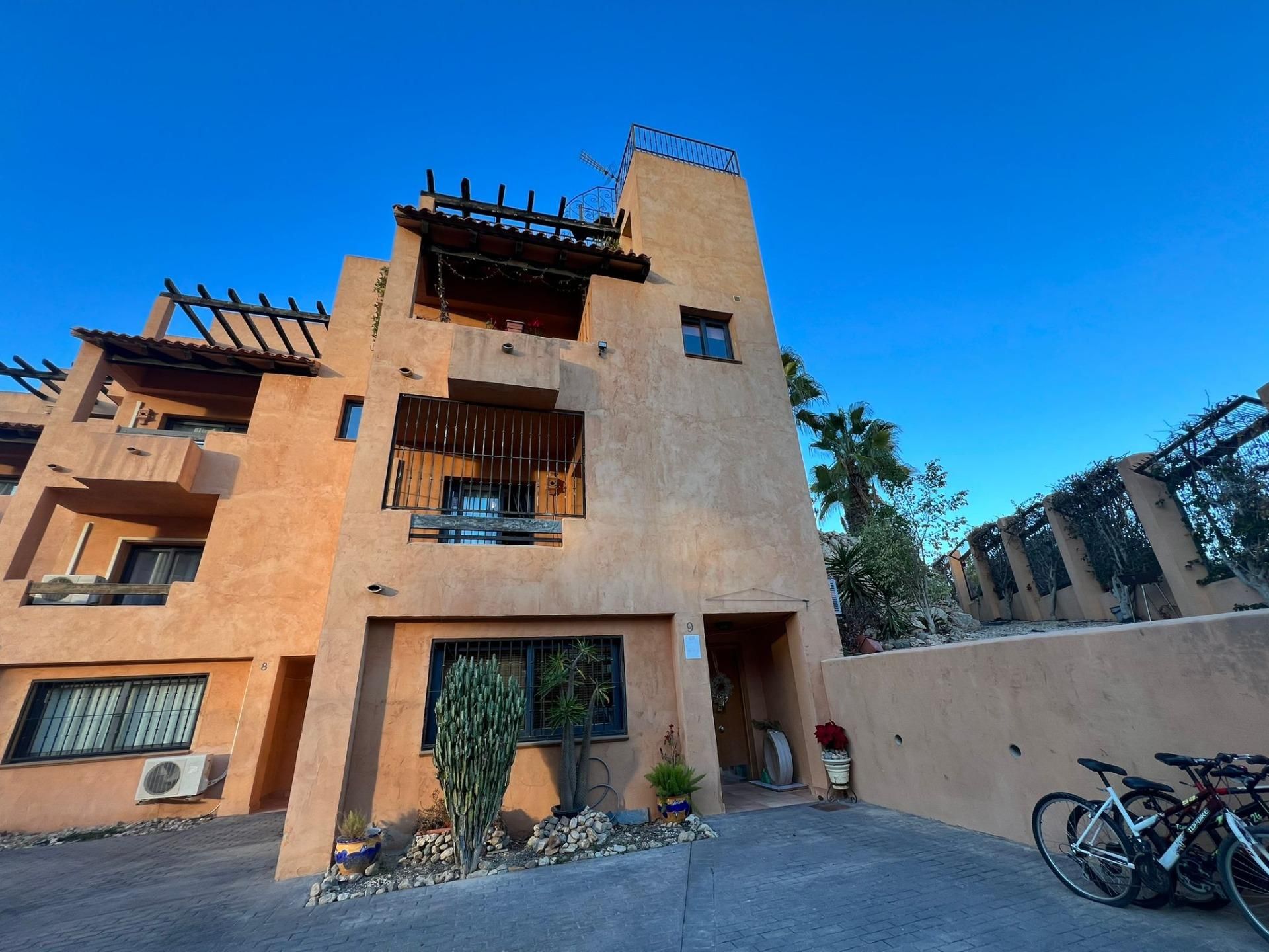 Vista exterior de Casa o xalet en venda en Orihuela amb Aire condicionat, Terrassa i Balcó
