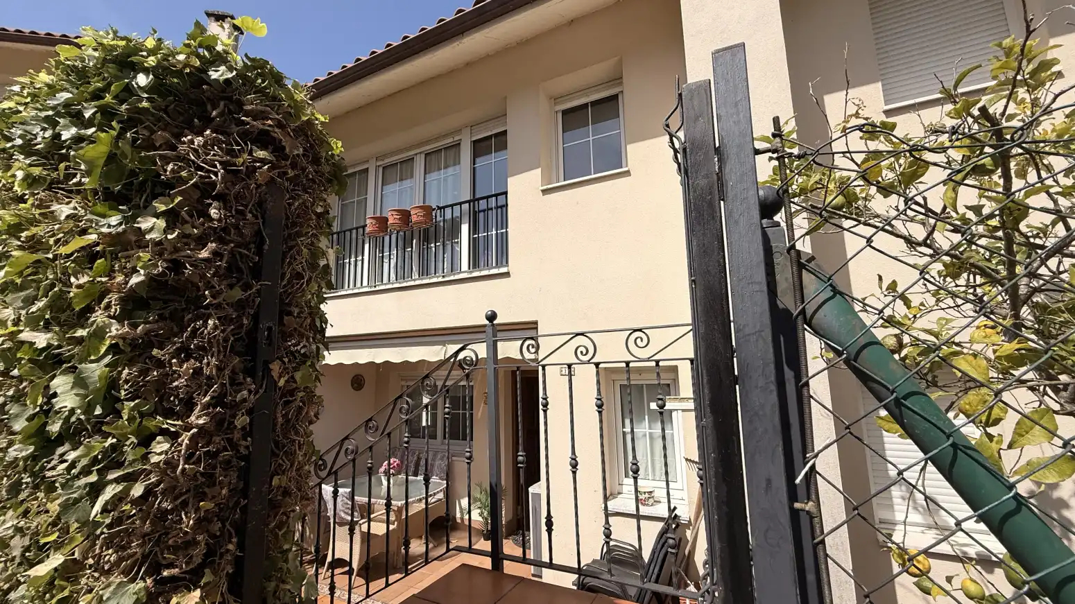 Außenansicht von Einfamilien-Reihenhaus zum Verkauf in Alfoz de Lloredo mit Heizung, Privatgarten und Terrasse