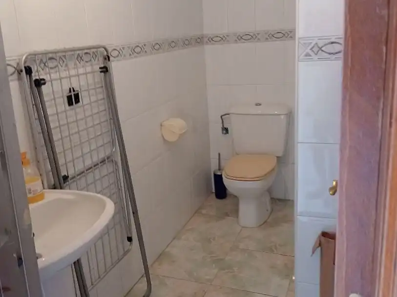 Bany de Local de lloguer en Nava amb Terrassa, Moblat i Alarma
