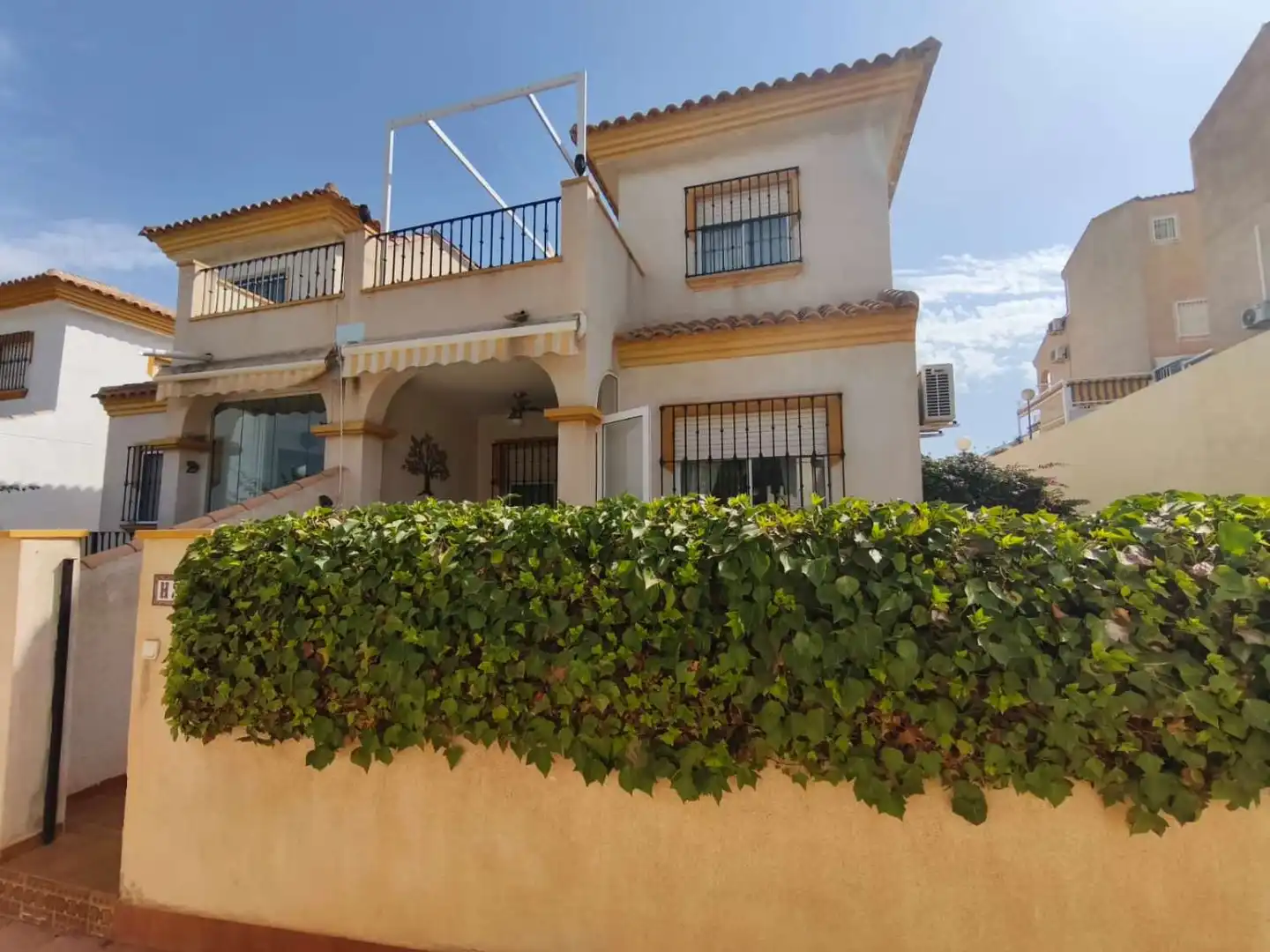 Vista exterior de Dúplex en venda en Orihuela amb Aire condicionat, Calefacció i Piscina