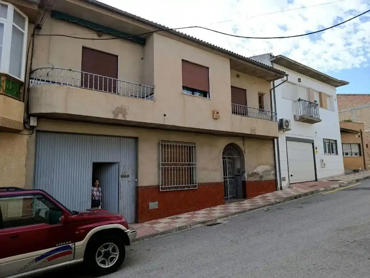 Vista exterior de Pis en venda en Pinos Puente amb Jardí privat, Traster i Balcó