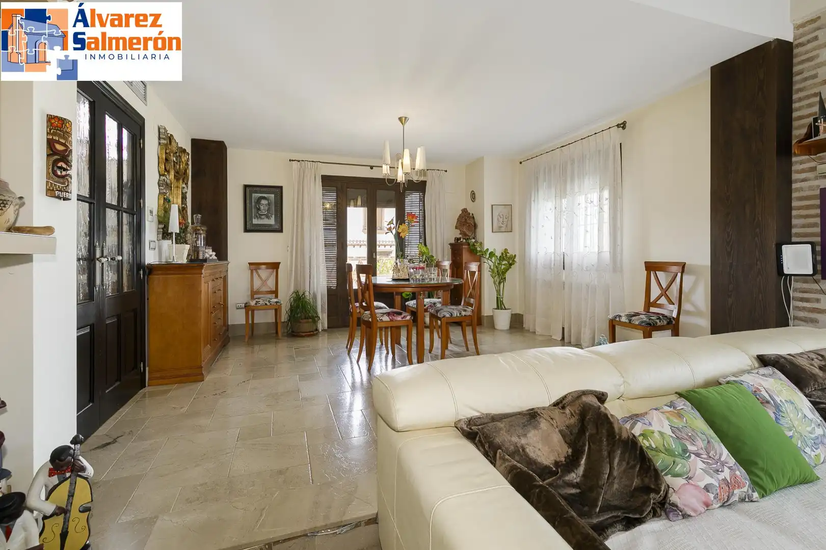 Sala de estar de Casa o chalet en venta en La Zubia con Aire acondicionado, Calefacción y Jardín privado