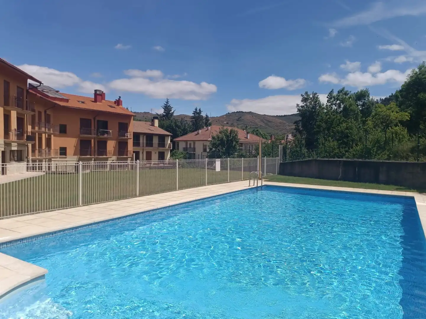 Piscina de Apartament en venda en Ezcaray amb Calefacció, Moblat i Balcó