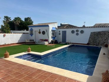 Chalet con piscina en venta en Los Gallos