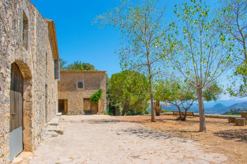 Casa rústica con jardín en venta en Escorca
