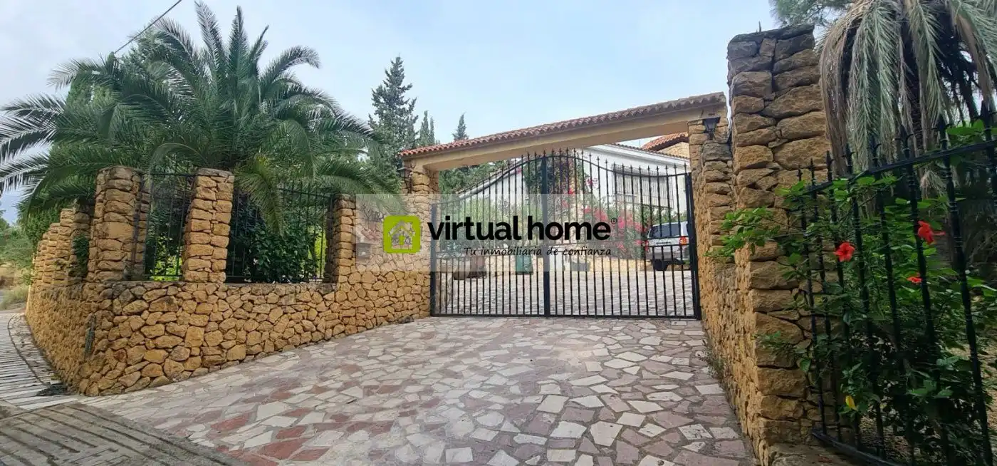 Vista exterior de Casa o xalet en venda en Benidorm amb Traster, Piscina i Moblat