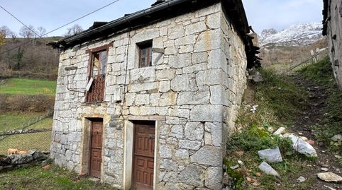 CASA DE PIEDRA PARA REFORMAR EN EL PUEBLO DE RIOALLER, PRINCIPADO DE ASTURIAS.