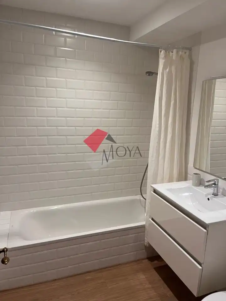 Bathroom of Apartments for rent in Vigo   with Heating and Furnished