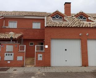 Vista exterior de Casa adosada de lloguer en Aldeamayor de San Martín amb Calefacció, Parquet i Terrassa