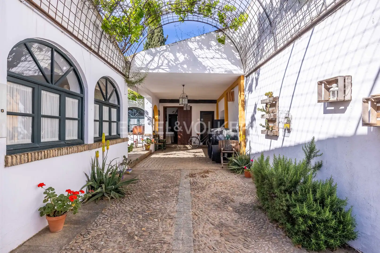 Vista exterior de Finca rústica en venda en Alcalá de Guadaira amb Calefacció, Jardí privat i Terrassa