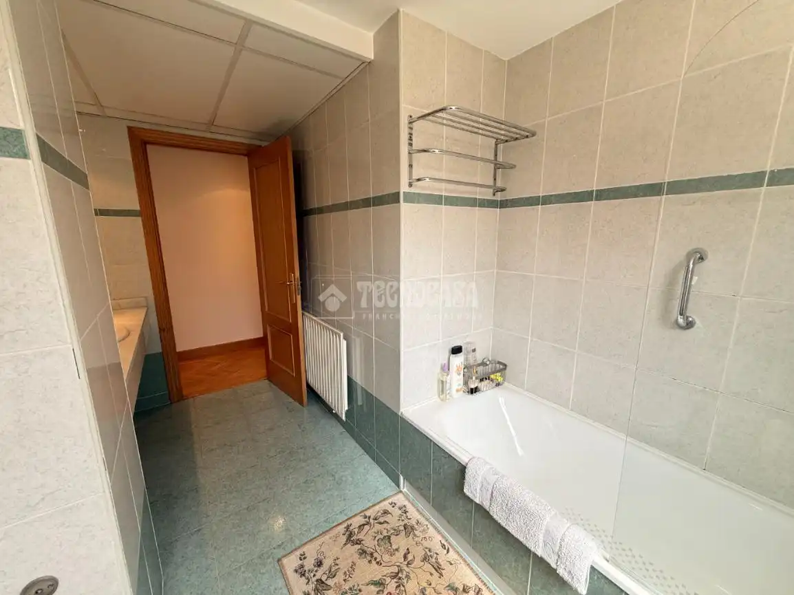 Bathroom of Flat for sale in Madrid  with Heating, Private garden and Parquet flooring