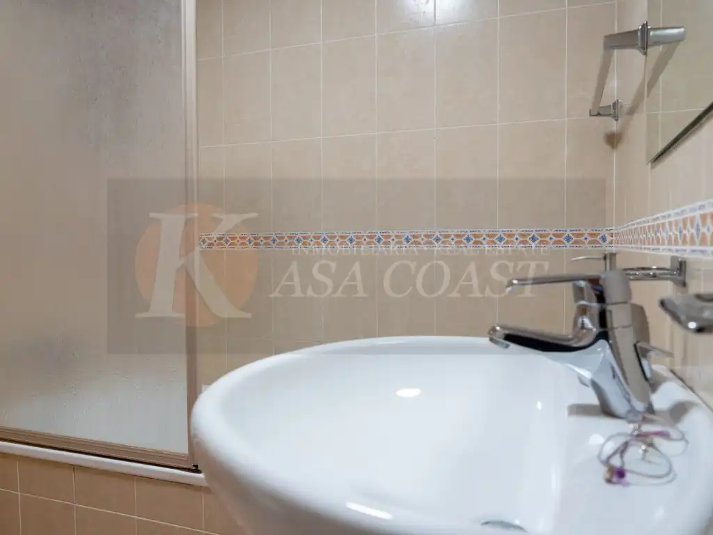 Baño de Piso en venta en Fuengirola con Aire acondicionado, Jardín privado y Terraza