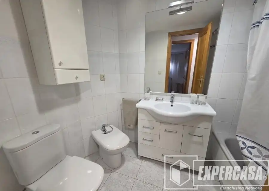 Bany de Apartament de lloguer en Cullera amb Terrassa, Piscina i Moblat