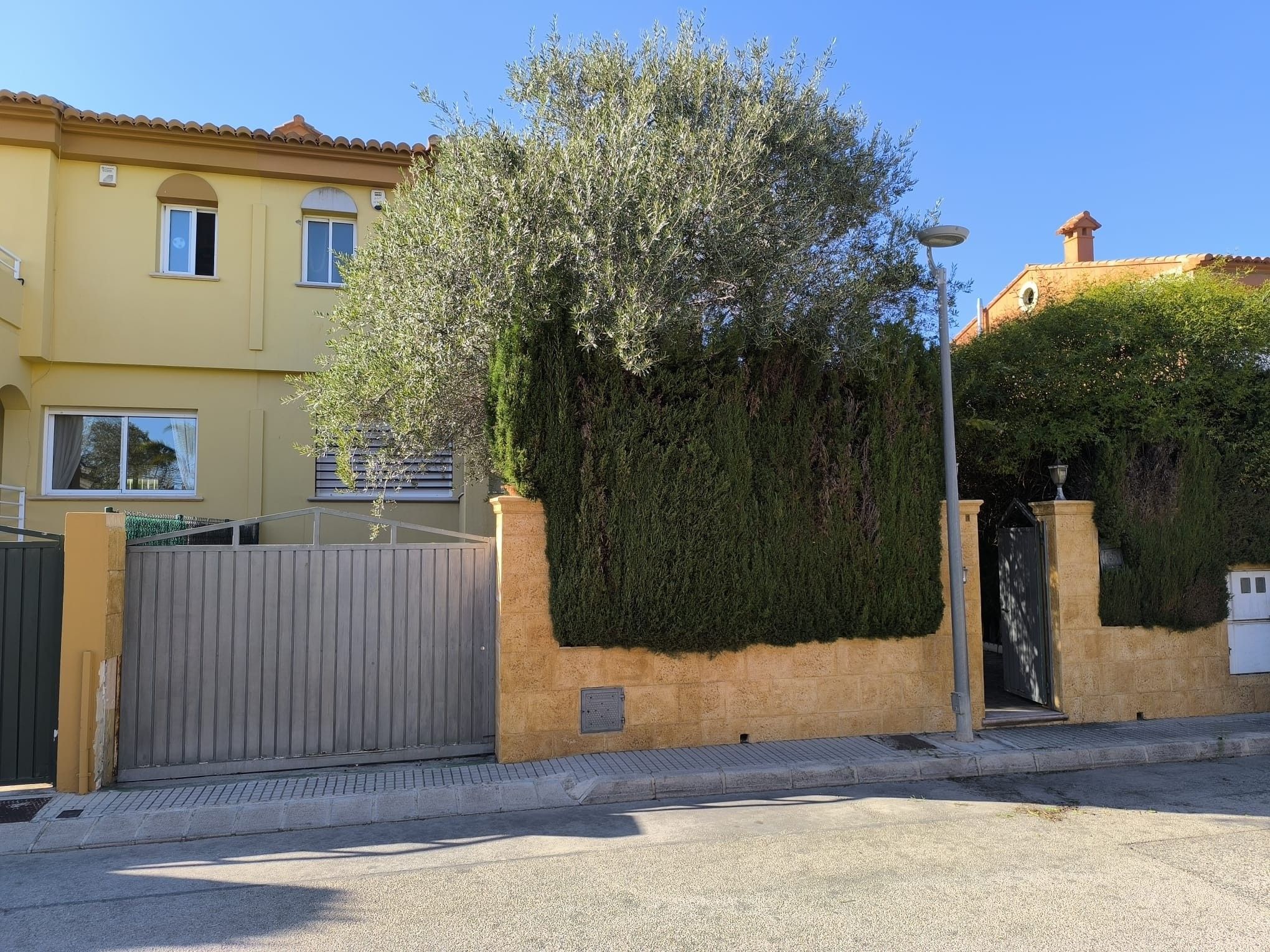 Vista exterior de Casa adosada en venda en Gandia amb Aire condicionat
