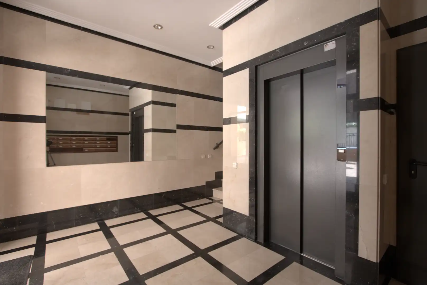 Flat for rent in Madrid  with Air Conditioner, Private garden and Storage room