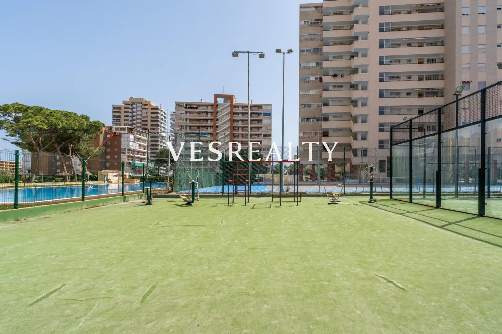 Vista exterior de Piso de alquiler en Alicante / Alacant con Amueblado, Balcón y Piscina comunitaria
