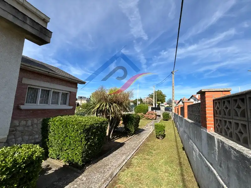 Vista exterior de Casa o xalet en venda en Piélagos amb Calefacció, Jardí privat i Parquet