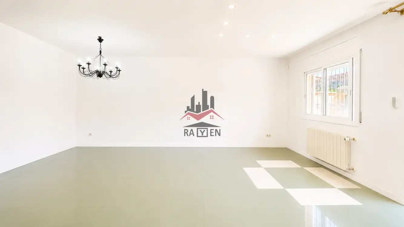 Sala de estar de Casa adosada en venta en Figueres con Calefacción