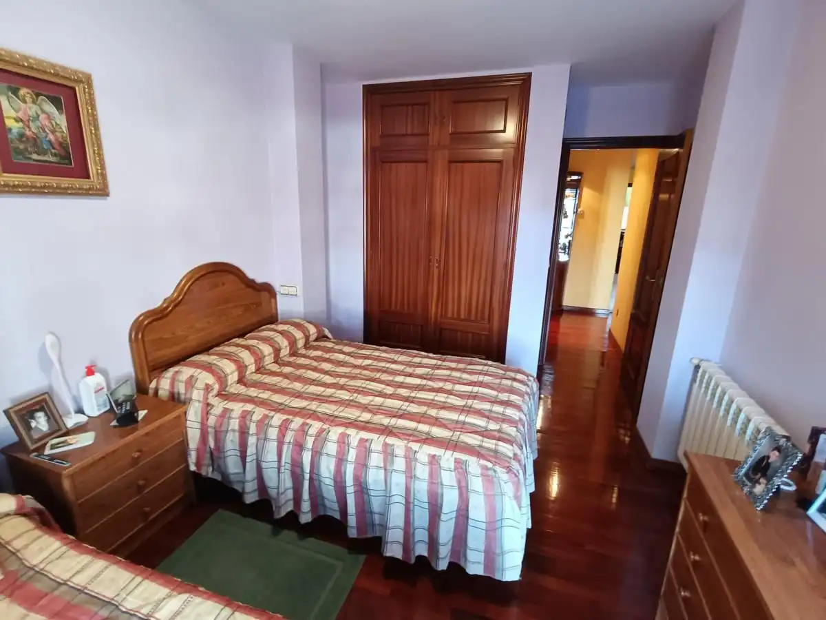Schlafzimmer von Wohnung zum Verkauf in Llanes mit Heizung, Terrasse und Abstellraum