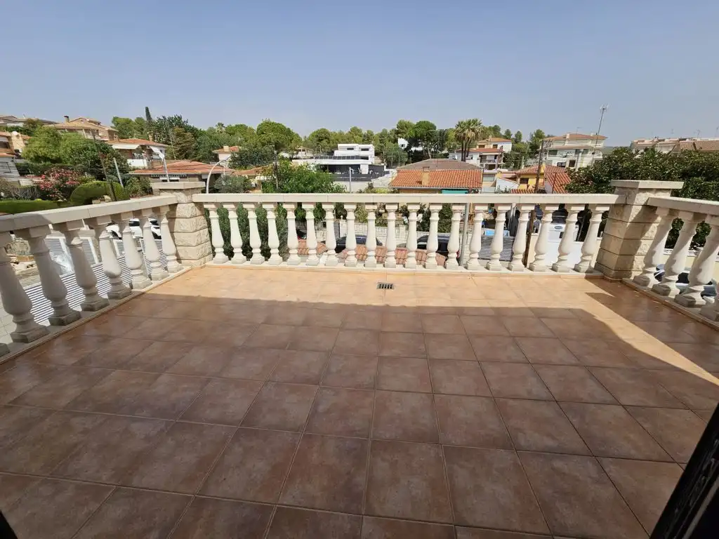 Terrasse von Einfamilien-Reihenhaus zum Verkauf in Calafell mit Klimaanlage, Heizung und Privatgarten