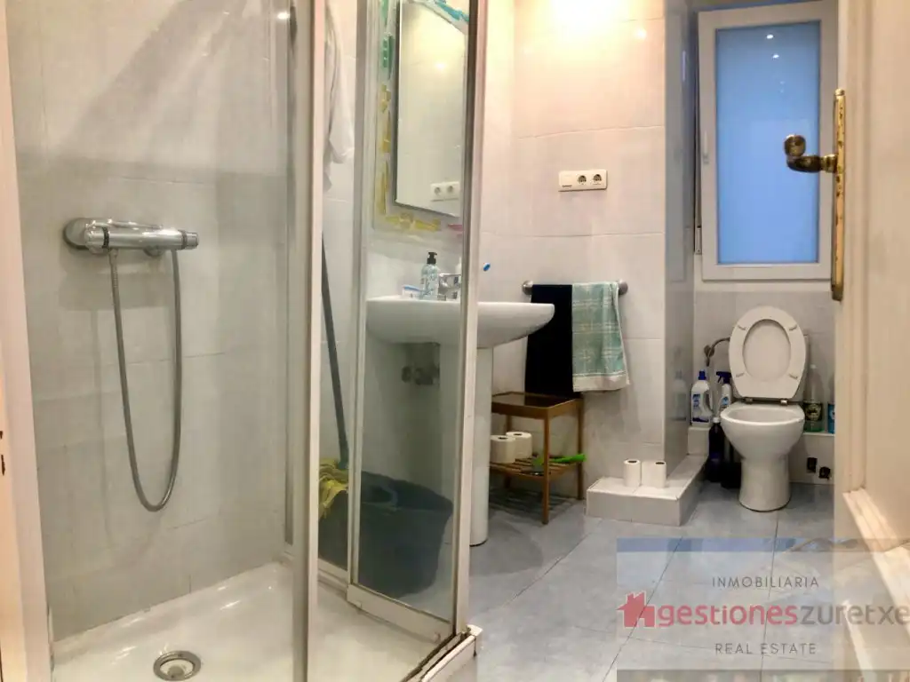 Baño de Piso de alquiler en Bilbao  con Amueblado y Balcón