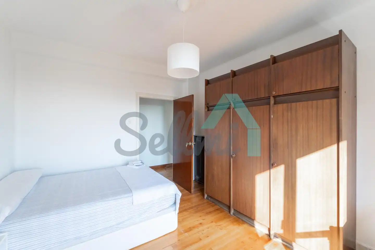 Schlafzimmer von Wohnung zur untervermieten in Oviedo  mit Heizung, Parkett und Möbliert