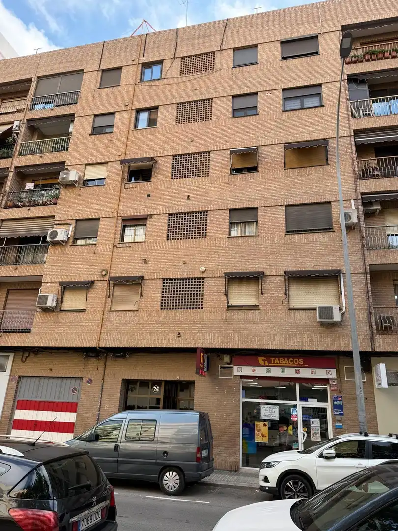 Pis amb ascensor en venda a Calle POETA SERRANO CLAVERO