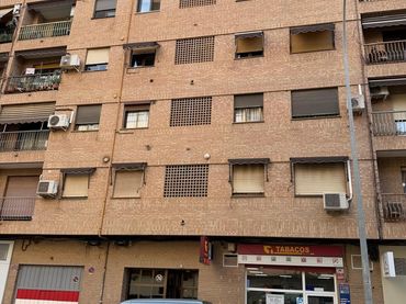 Pis amb ascensor en venda a Calle POETA SERRANO CLAVERO