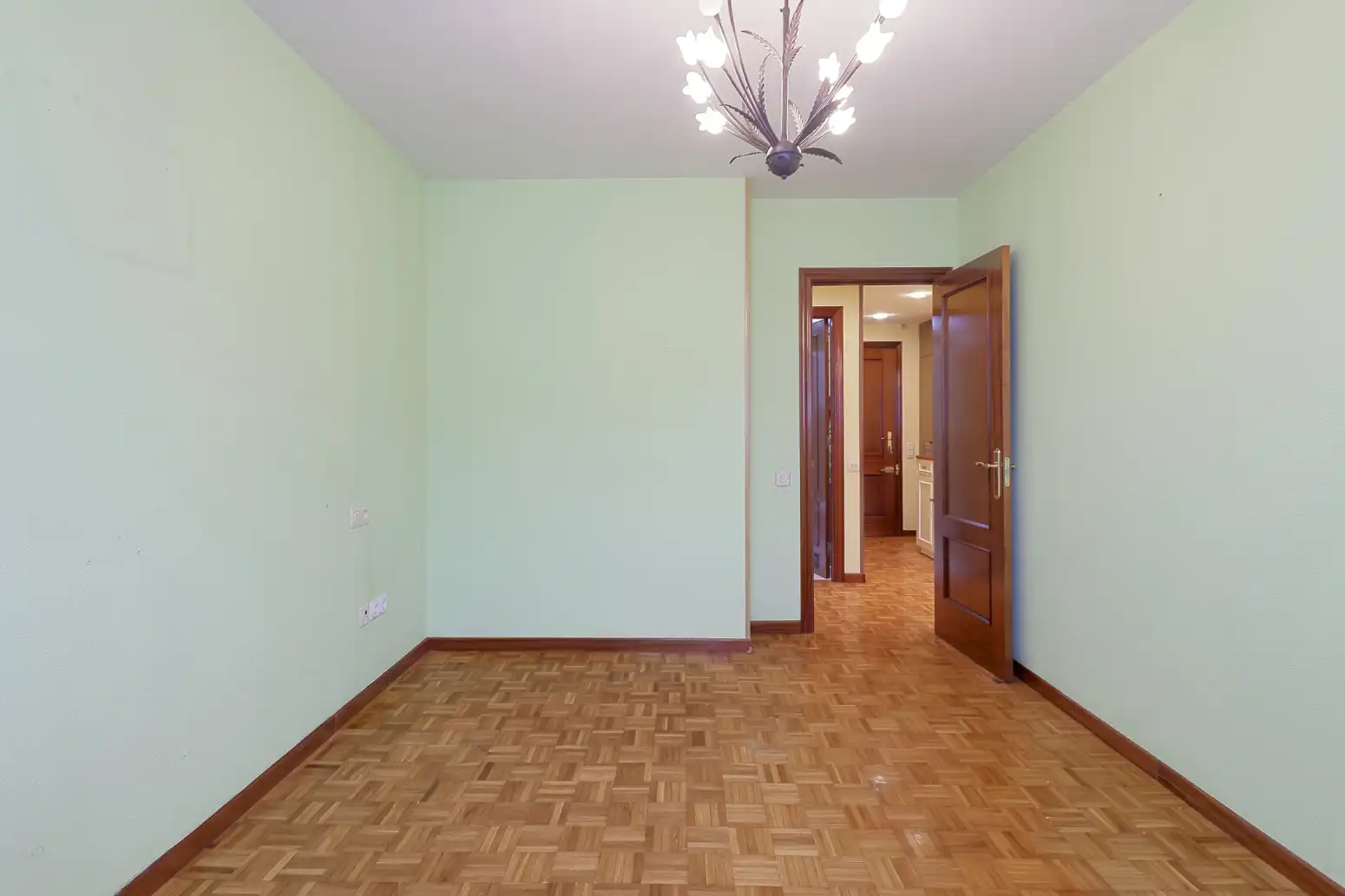 Dormitori de Pis en venda en Oviedo  amb Calefacció, Parquet i Traster