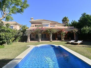 Casa con balcón en venta en Nueva Andalucía