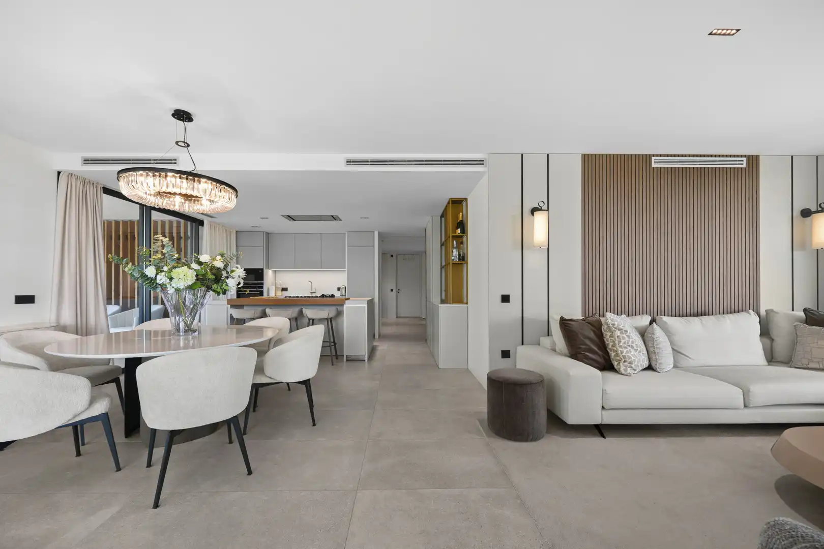 Wohnzimmer von Wohnungen zum Verkauf in Sotogrande mit Klimaanlage, Terrasse und Abstellraum