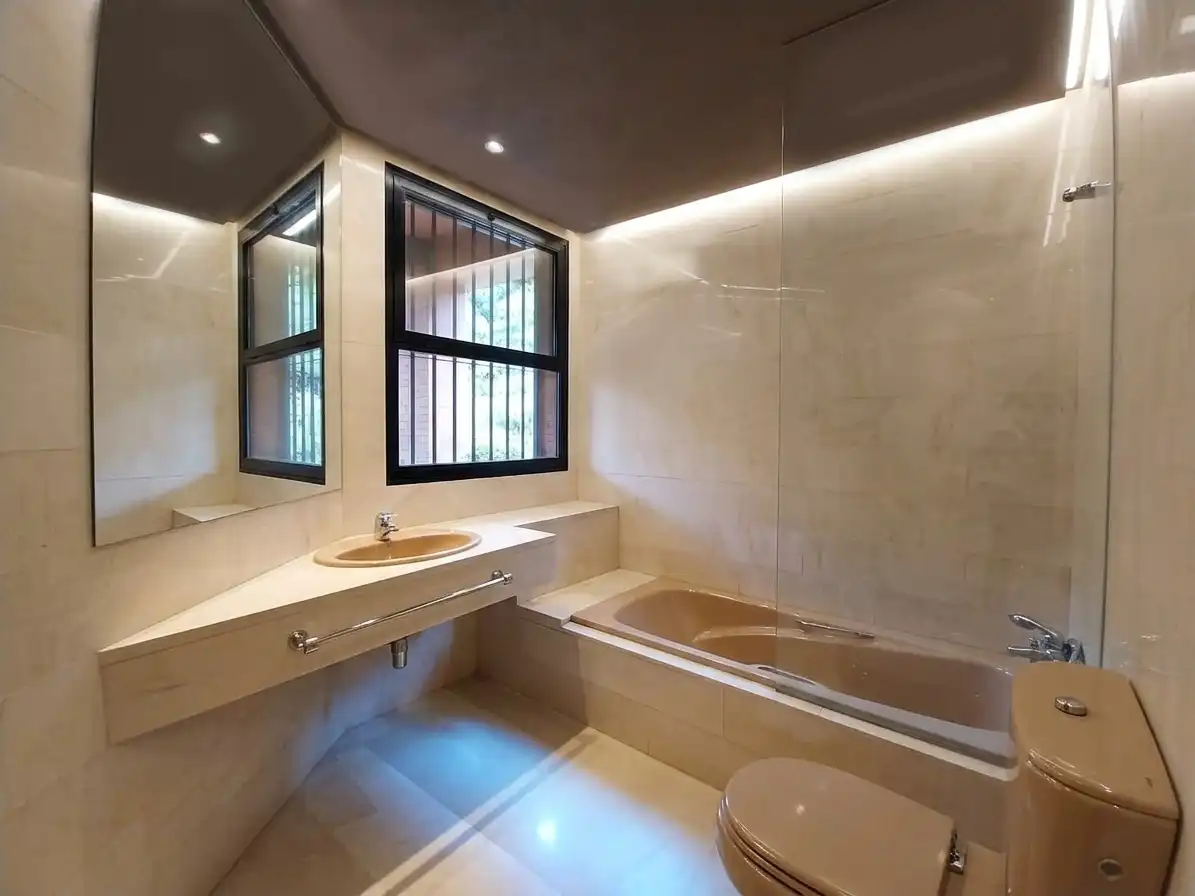 Baño de Casa o chalet en venta en Pozuelo de Alarcón con Aire acondicionado, Calefacción y Jardín privado