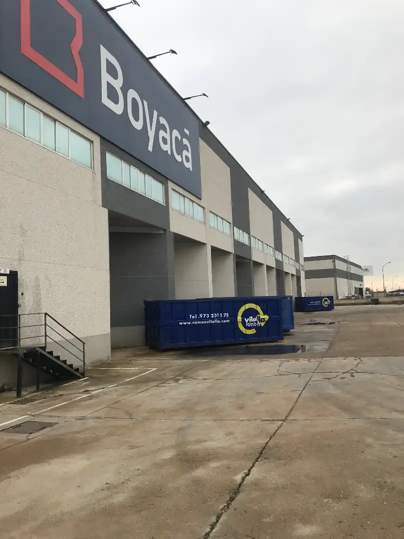 Vista exterior de Nau industrial de lloguer en Alovera amb Calefacció i Alarma