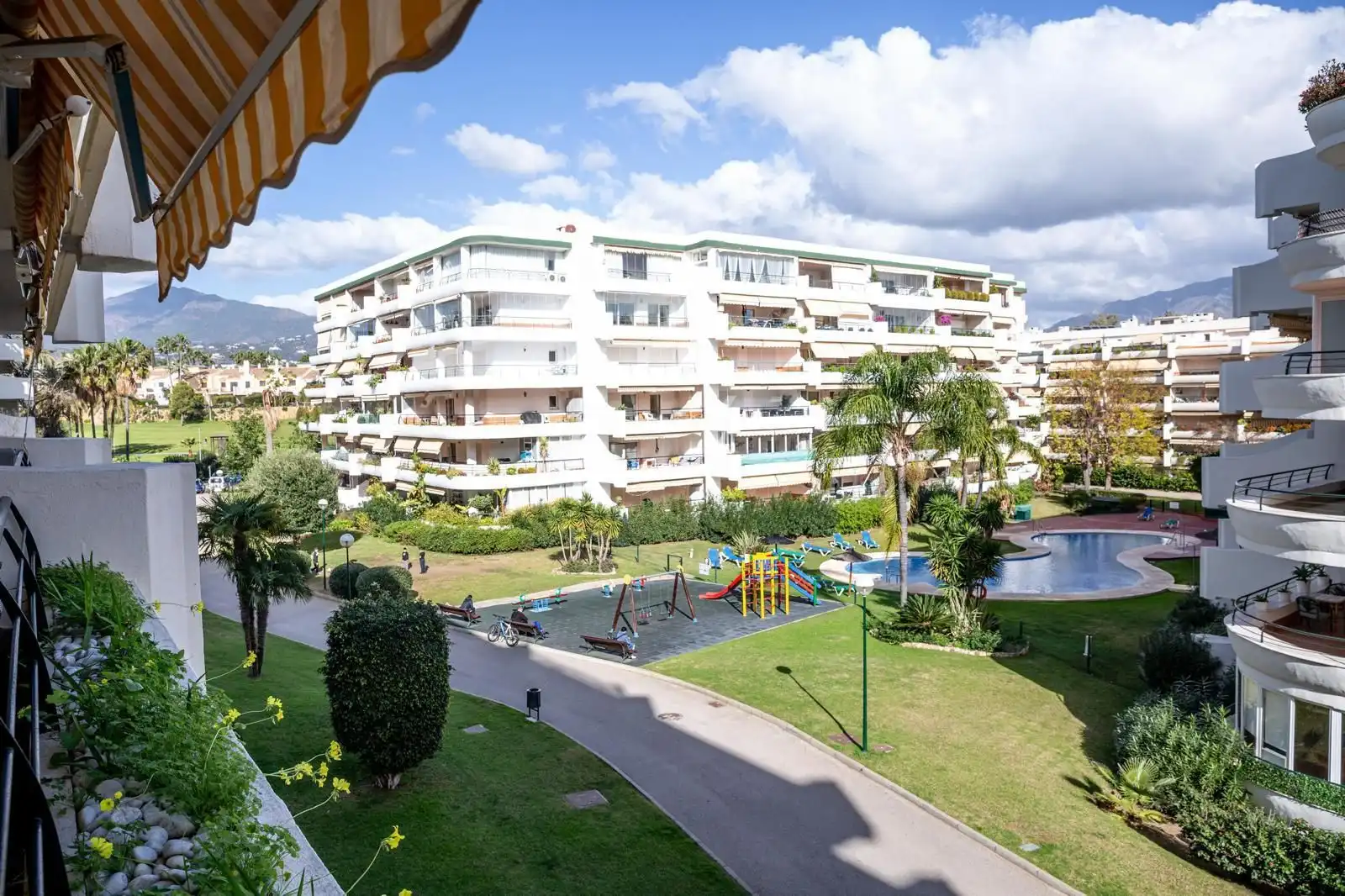 Vista exterior de Piso en venta en Marbella con Aire acondicionado, Terraza y Trastero