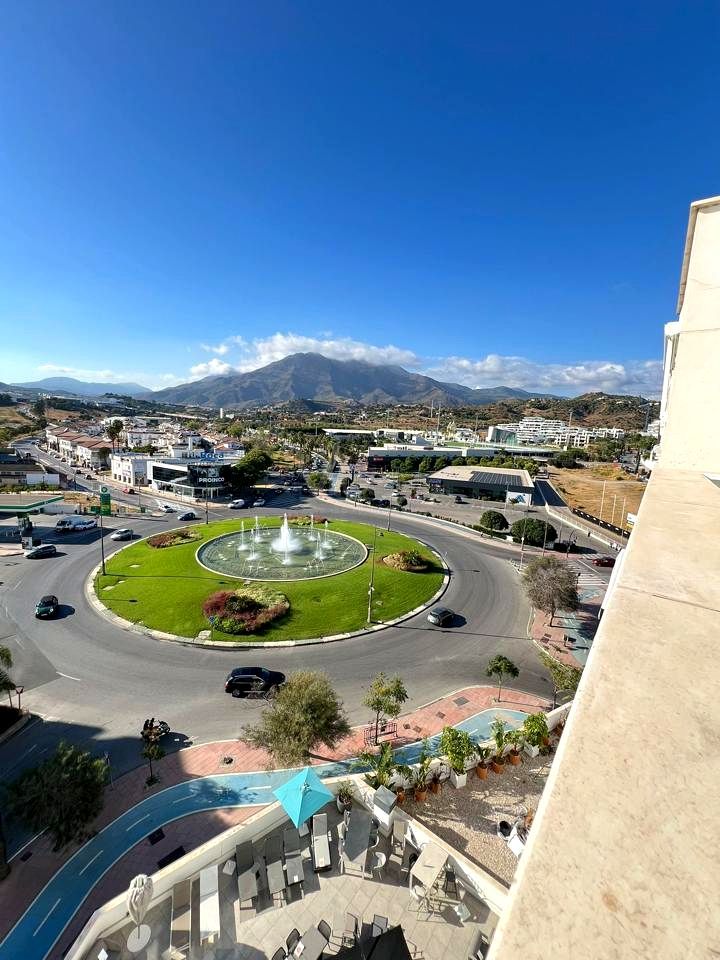 Vista exterior de Àtic en venda en Estepona amb Aire condicionat, Calefacció i Jardí privat
