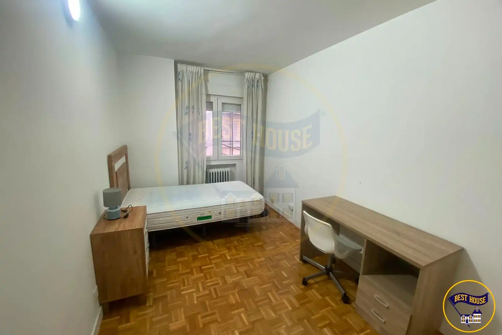 Bedroom of Flat for share in Cuenca  with Air Conditioner, Heating and Parquet flooring