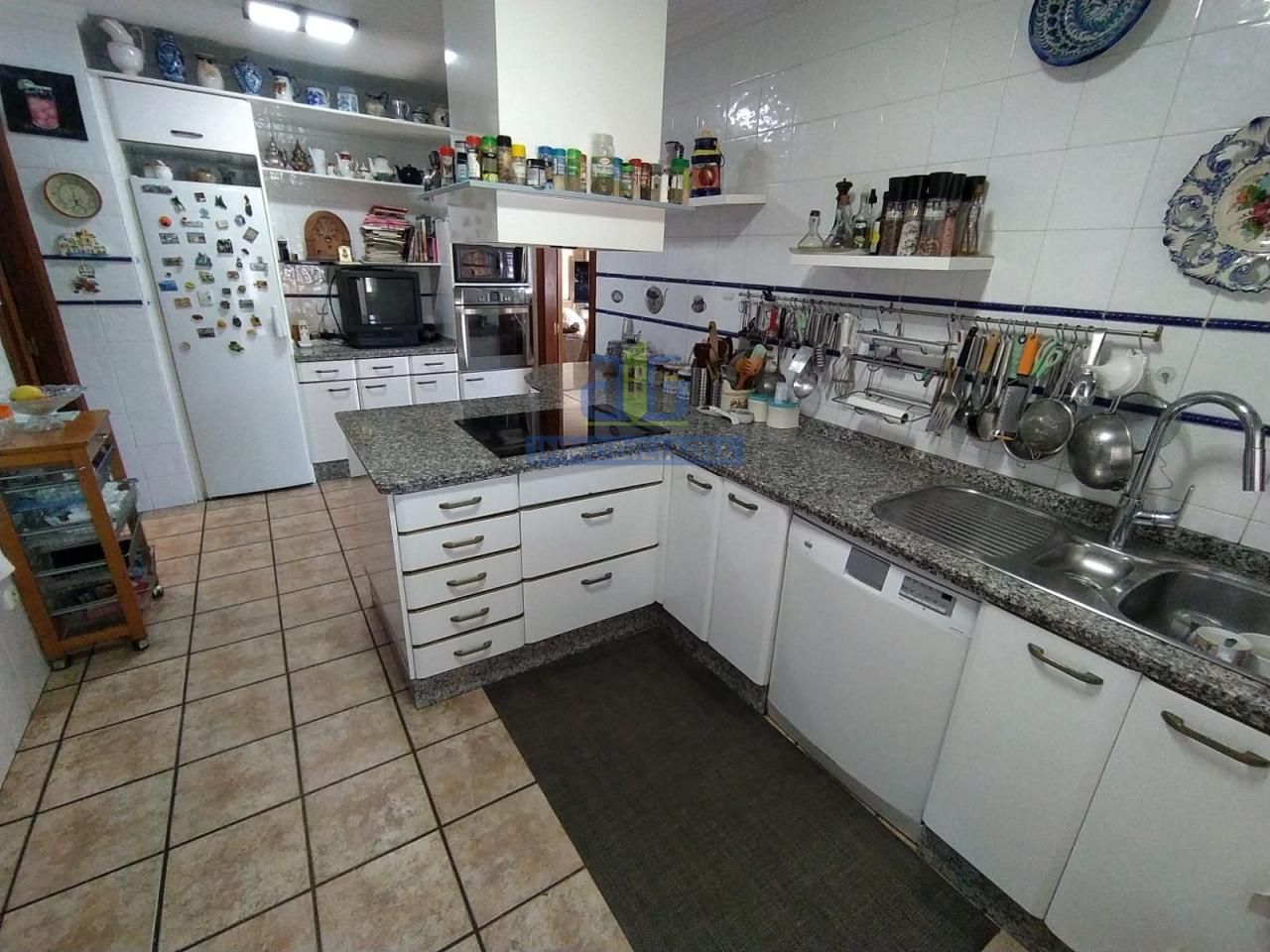 Cuina de Casa o xalet en venda en Villaquilambre amb Calefacció, Jardí privat i Parquet