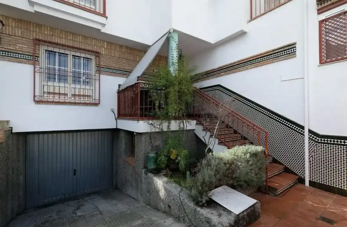 Vista exterior de Casa adosada en venda en  Granada Capital amb Aire condicionat i Balcó