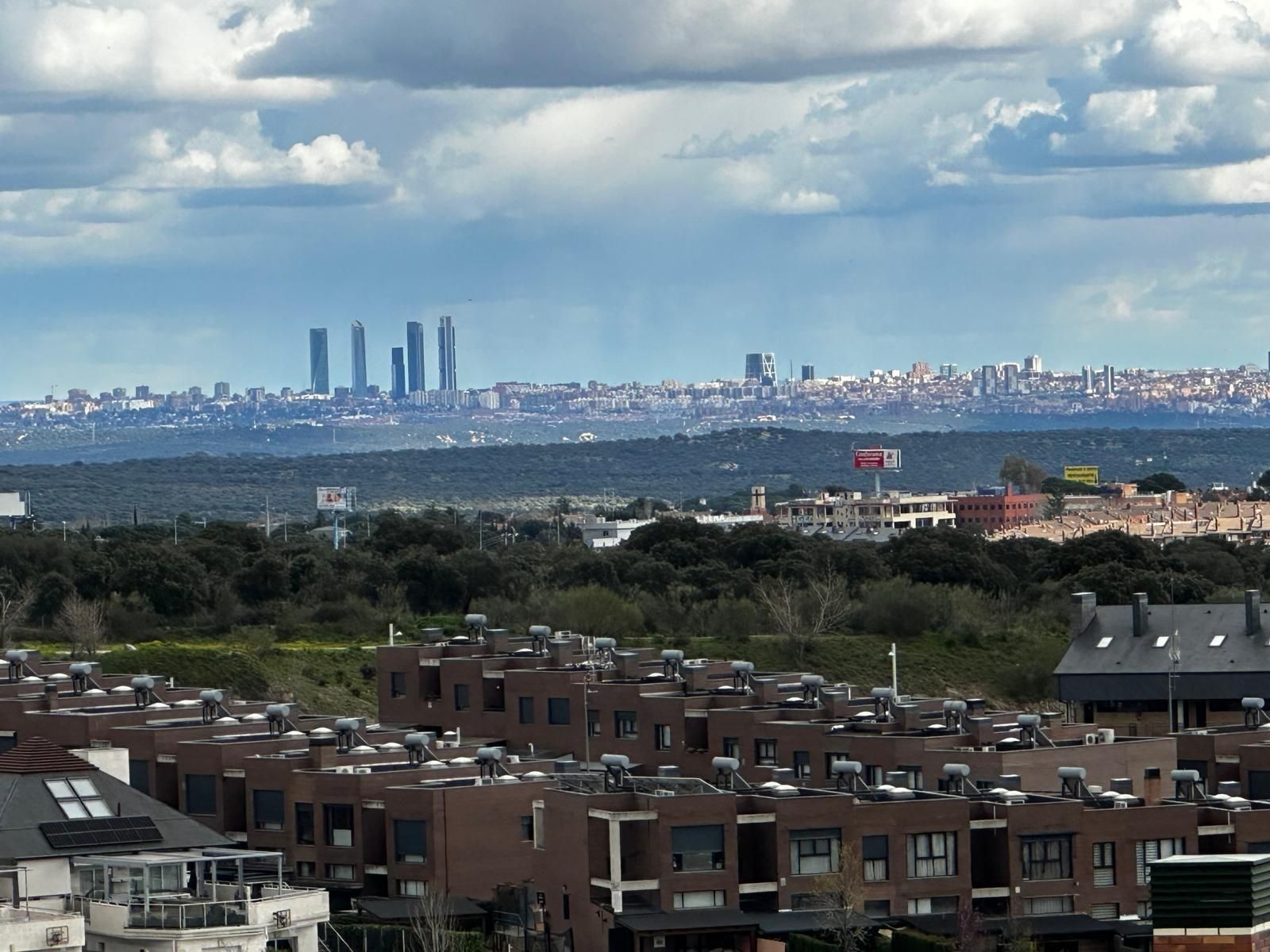 Vista exterior de Casa adosada en venda en Torrelodones amb Aire condicionat, Calefacció i Jardí privat